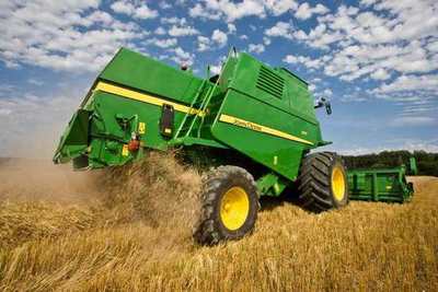 Les John Deere 1470 et 1570 : deux nouvelles moissonneuses-batteuses conventionnelles