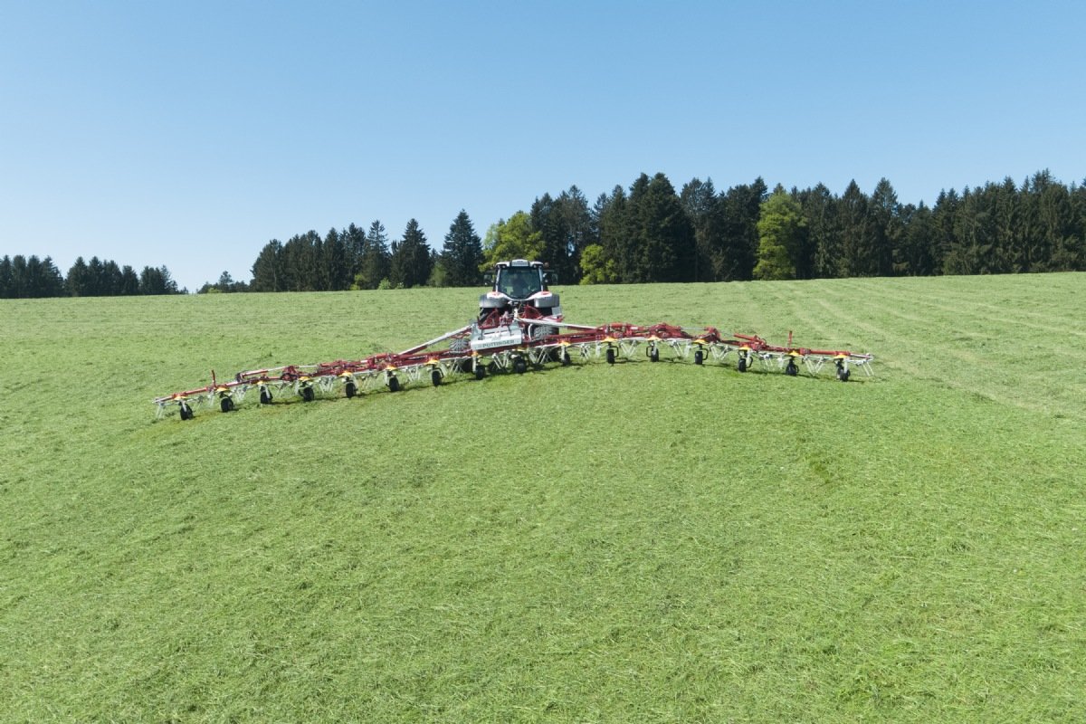 PÖTTINGER enrichit sa gamme de faneuses agricoles avec la HIT 16.18 T
